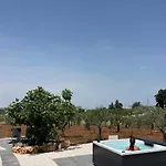 Castellinaria Holiday Rooms With Pool & Apartment With Private Jacuzzi Apartamento